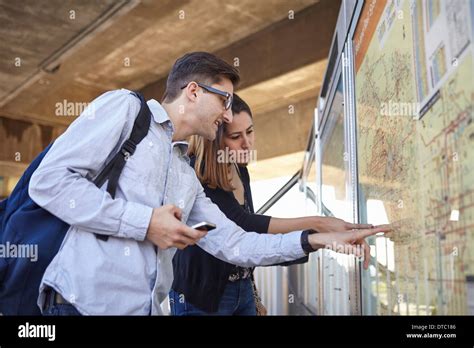 Pareja Mirando El Mapa Del Metro De Los Ngeles California Estados