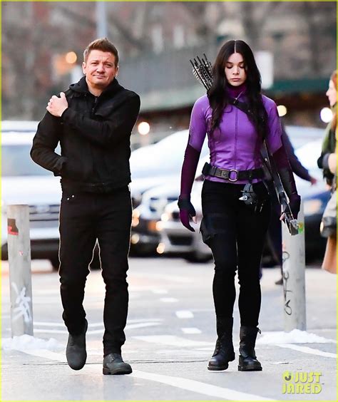 photo hailee steinfeld jeremy renner hawkeye set photos 37 photo 4507037 just jared