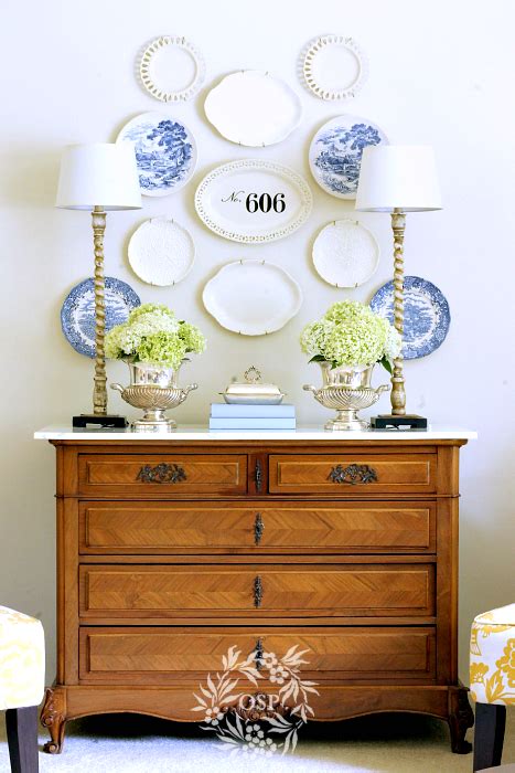 But for diy novices, how can you decorate a large wall in your living room? How to Decorate with Plates on a Wall