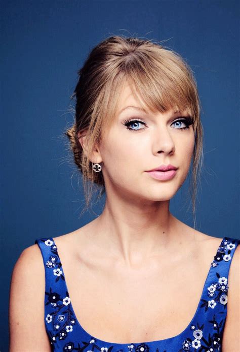 Taylor Swift Beautiful Face Hair Makeup