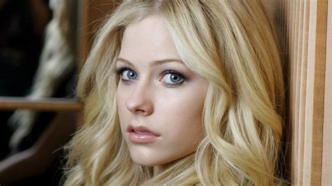 1170x2532px Free Download Hd Wallpaper Avril Lavigne Women Face Blonde Singer Hair