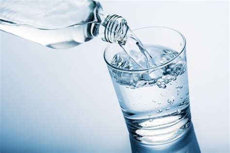 Picie wody jak pić wodę we właściwy sposób Odżywianie Wprost