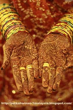 Adat perkawinan dalam masyarakat aceh terdiri dari beberapa tahap peusijuek (tepung tawar) adalah adat istiadat aceh dari india juga, namun sudah beradaptasi dengan budaya islam. Perkahwinan-1Malaysia:  PERKAHWINAN MENGIKUT ADAT INDIA 