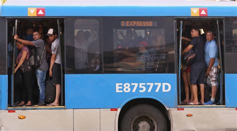 A Tortura De Viajar Em ônibus Superlotados O Dia Rio De Janeiro