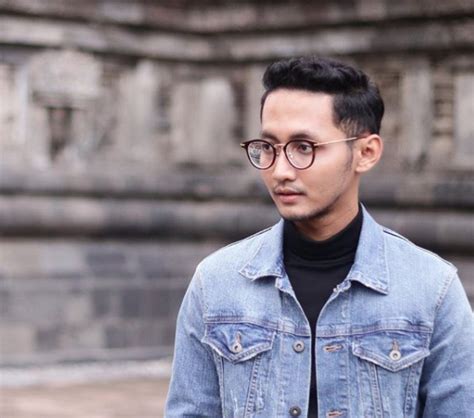 Aktifkan nada pemanggil ini dengan cara berikutnya: Lirik Lagu Di Matamu - Sufian Suhaimi | Blog Lea Azleeya