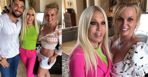 Britney Spears Verso Il Matrimonio Incontra Donatella Versace Per L