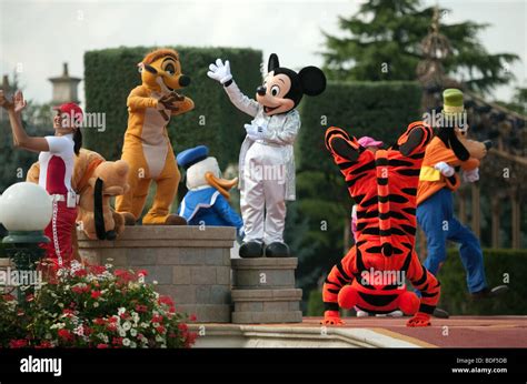 Goofy Character Disneyland Hi Res Stock Photography And Images Alamy