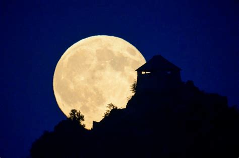 full moon makes extra close appearance nov 14 ctv news