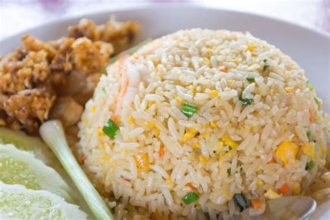 Thailändischer Gebratener Reis Mit Gemüse Huhn Und Spiegeleiern