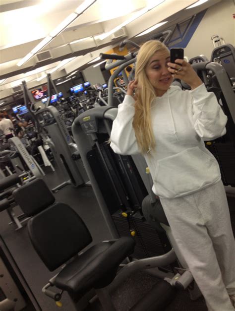 How To Take A Selfie 10 Lessons We Learned From Amanda Bynes Stylecaster