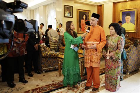 Mahathir bin mohamad, prime minister of malaysia. Malaysia Prime Minister and Wife at Seri Perdana Putrajaya ...