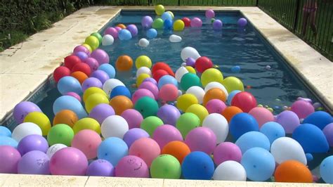 Niños Jugando Con Globos En La Piscina Children Playing