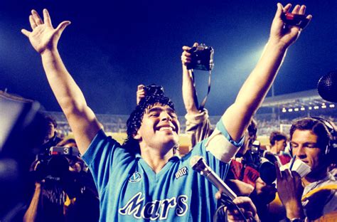 Echipa italiana de forban napoli la omagiat miercuri pe argentinianul diego maradona, care a murit la varsta de saizeci. Há 25 anos, Maradona dava ao Napoli sua taça europeia ...