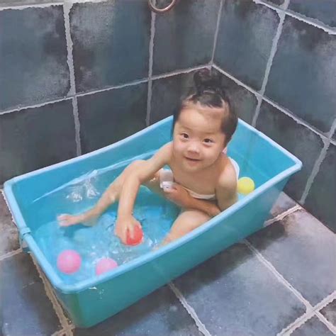 Since newborns can't hold their heads up, it's imperative to bathe them in a smaller vessel that's designed to support and contain them more easily. Baby bath tub baby bathtub child thickening large bathtub ...