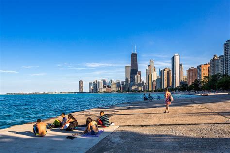 Chicagos Gold Coast Offers Bustling City Living With A View Of A Great