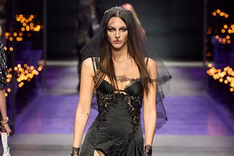 Vogues Best Looks From The Versace Spring Summer Show