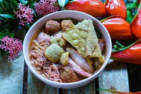 In malaysia, the ampang region of kuala lumpur is particularly famous for this dish. Tau Van Yong Foo - Aziatische Noedel In De Rode Soep Stock ...