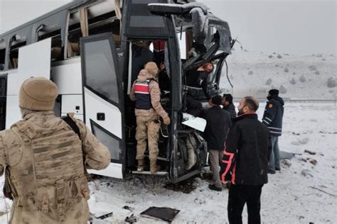 İki yolcu otobüsü ve kamyon birbirine girdi Çok sayıda ölü ve