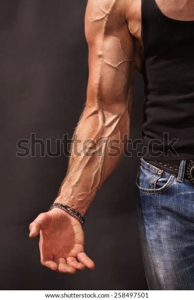 Bodybuilders Hand Arm Veins Protruding Under Foto Stock 258497501