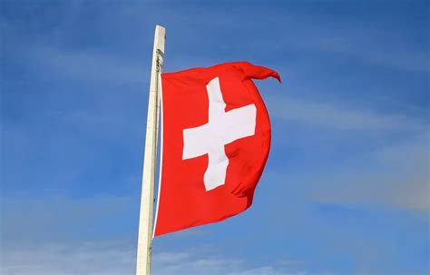瑞士信贷银行股份有限公司 (credit suisse ag) (以下简称为瑞信) 是一家全球顶级的金融服务机构，隶属于瑞士信贷集团。瑞信总部位于苏黎世，业务遍布全球50多个国家，共有约47,690名员工。截至2016年第三季度，瑞信根据巴塞尔iii监管要求的资本充足率达到12%。 瑞士的国旗为何是正方形的？_中立