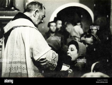 Padre Pio Serving The Mass Hi Res Stock Photography And Images Alamy