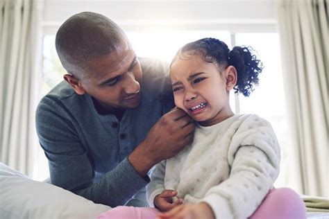 Padre Llorando Niña Y Consuelo Con Charla Atención Y Apoyo Con Amor