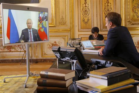 Putin Macron Discuss Closer Cooperation In Video Call