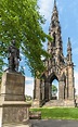 Estatua Y Scott Monument De Livingstone En El Parque, Edimburgo, Scotla ...