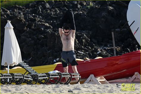 Hugh Jackman Goes Shirtless For Hawaiian Beach Vacation Photo 3358572