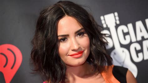 Demi Lovato Laughs Off Alleged Photo On Twitter Its Not Nude And It