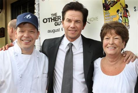 Alma wahlberg was the matriarch of the wahlberg family, she was mom to the ted actor mark wahlberg as well as mark's brother and new kids how did mark and donnie wahlberg's mom die? Mark Wahlberg Mothers Restaurant