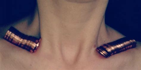 Women Are Putting Coins On Their Collarbones To Show Off How Thin They