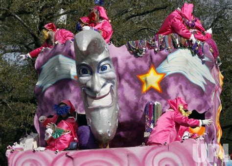Photo Carnival Parades Roll Though Historic Uptown New Orleans
