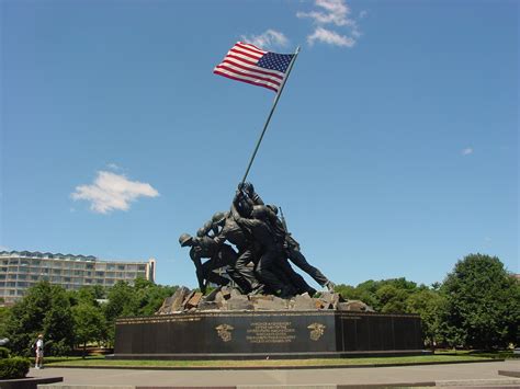 File:US Marine Corps War Memorial (Iwo Jima Monument) near Washington ...