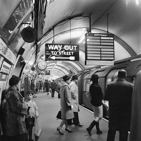 Vintage Pictures Of The London Underground Show What Travel Was Like