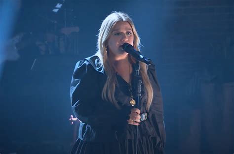 Kelly Clarkson Sings Anita Ward’s ‘Ring My Bell’ for ‘Kellyoke’ – Billboard
