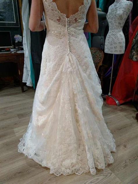 Https://tommynaija.com/wedding/how To Pin Up A Wedding Dress Train
