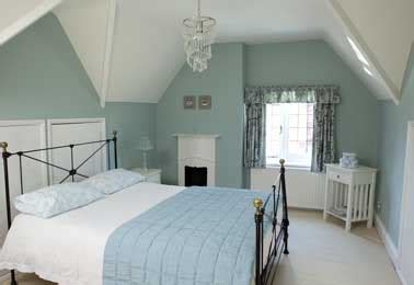 Décoration de la chambre de princesse. peinture-chambre-bleu-pastel-et-blanc-pour-deco-apaisante