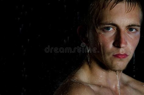 Hombre Desnudo Atractivo Hermoso Joven En Ducha Fotos De Stock