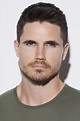 Robbie Amell On Starring in Greg Daniels’ ‘Upload’ – Awardsdaily