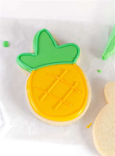 A small amount of corn syrup keeps the icing smooth and allows the surface to dry shiny. Sugar Cookie Icing Without Corn Syrup (4 Recipes) - Design ...