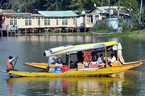 Tourists Enjoy ‘shikara Ride In Dal Lake — Excelsiorshakeel Jammu