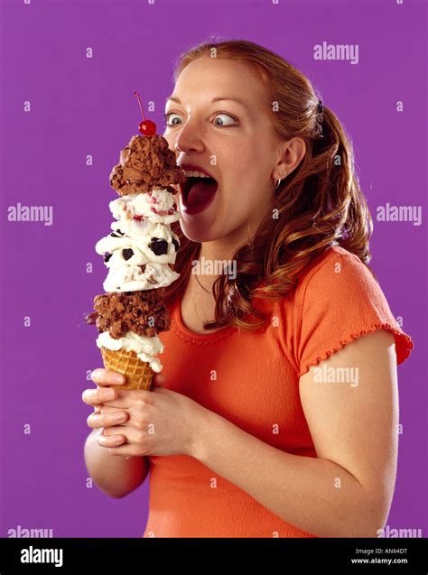 Girl Eating Ice Cream Cone Un Grand Photo Stock Alamy