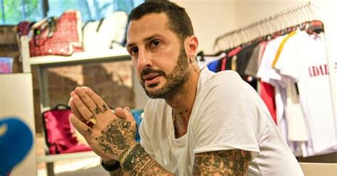Sono però anche altre le dichiarazioni di fabrizio corona e della sua dipendenza dal denaro: Fabrizio Corona, il nuovo scatto su Instagram fa discutere ...