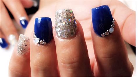 Las uñas decoradas en azul marino tienen la virtud de ofrecer una amplia gama de tonalidades, que van desde lo oscuro a colores muy claros adaptándose a cualquier temporada y ocasión. Uñas acrílicas cortas en tono plateado con azul rey paso a ...