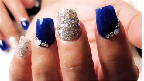 9 esmaltes y diseños de uñas originales. Uñas acrílicas cortas en tono plateado con azul rey paso a ...