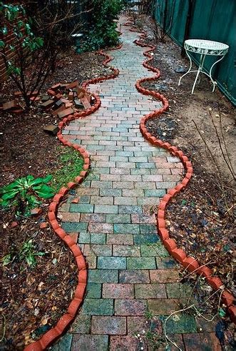 Ce type de chemin décoratif menant à la porte d'entrée principale sera ajouter du style et de freiner appel à la maison sans nécessiter un entretien constant. Quand les chemins en pierre décoratifs jonchent nos jardins