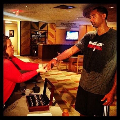 Who would have thought juwan howard would be the longest lasting fab five member in the league and the only one to win a ring? Juwan Howard being fitted for Championship ring | Miami Heat | Pinterest | Championship rings ...