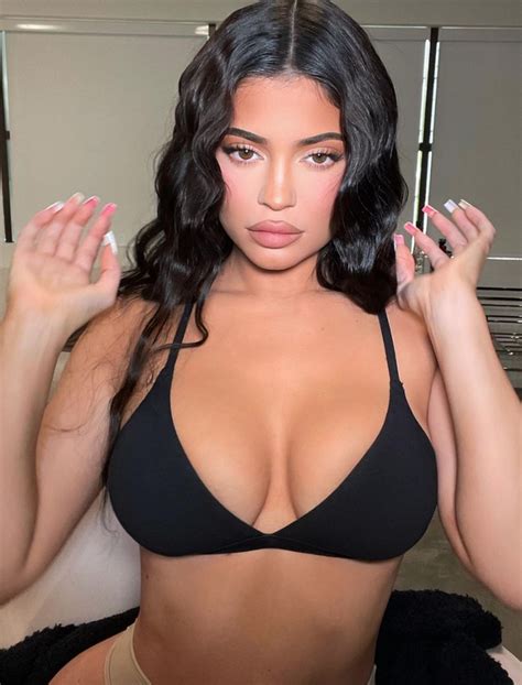 Kylie Jenner Thrills Fans As She Dons Plunging Bikini In Jaw Dropping