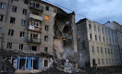 Missile hits apartment building in Kharkiv
